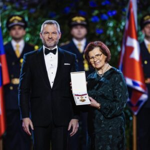 Jana Pekarovičová preberá ocenenie